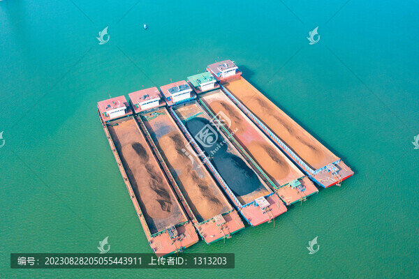 航拍湘江長沙段風(fēng)光及運輸船