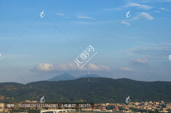 藍天和山丘