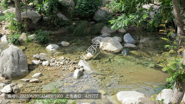 清澈山泉山間溪水
