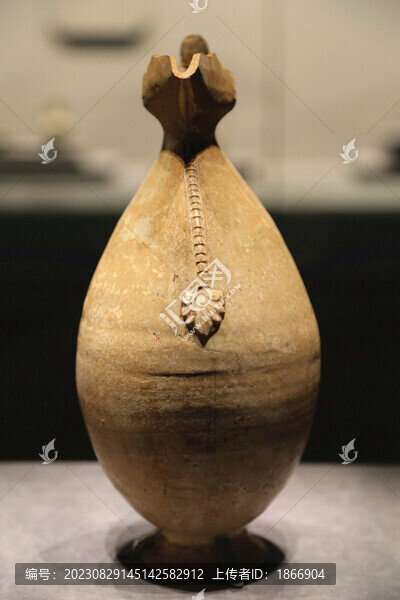 白瓷人形柄執(zhí)壺