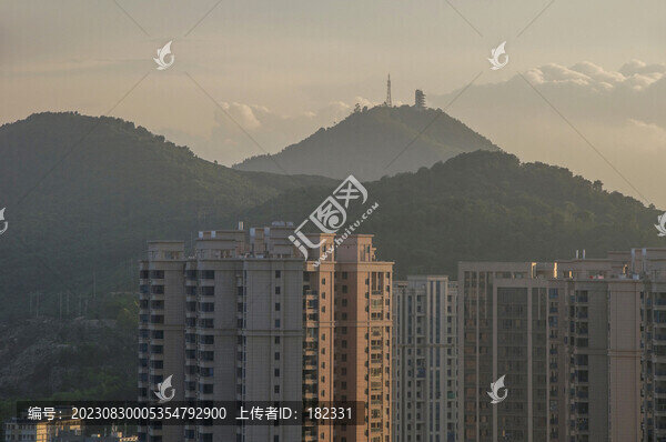 南安南山山巒和高樓