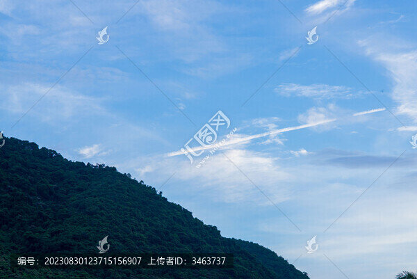 飛機掠過