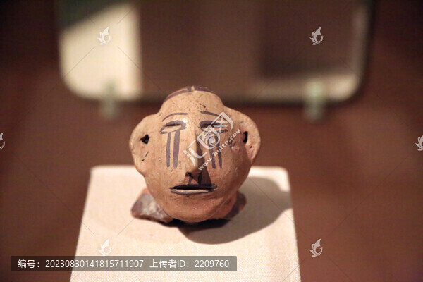 哭泣紋人頭形器蓋