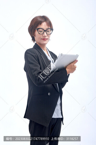 穿西裝的中年女性使用電腦