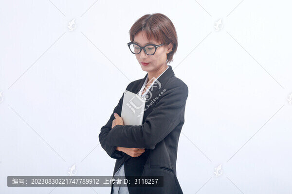 穿西裝的中年女性使用電腦