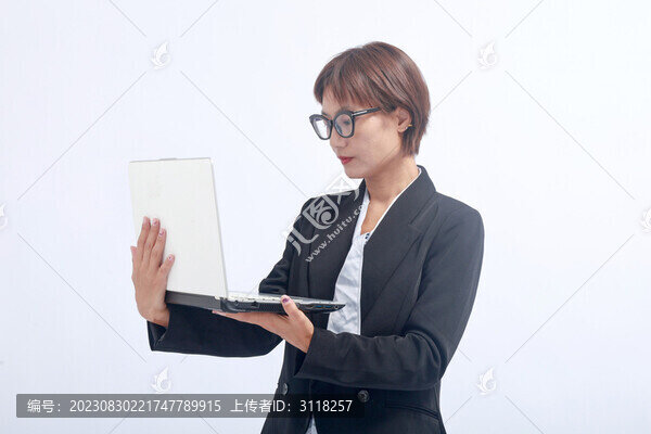 穿西裝的中年女性使用電腦