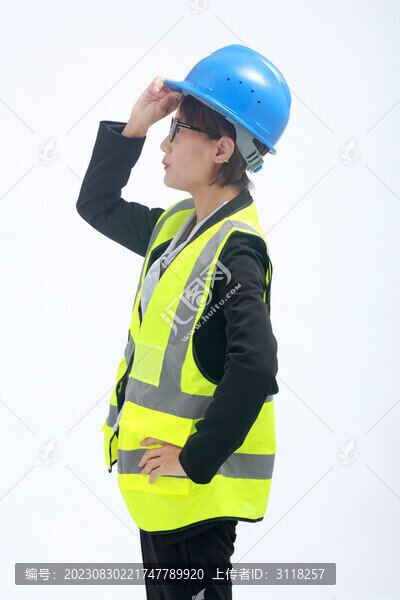 安全帽的中年女性工程師形象