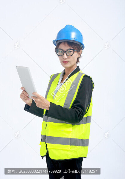 安全帽中年女工程師使用電腦
