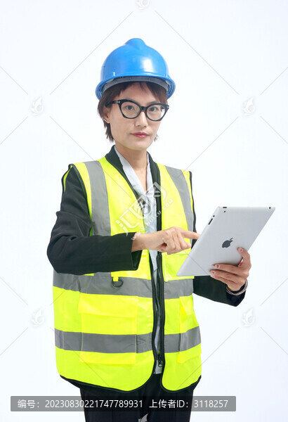 安全帽中年女工程師使用電腦