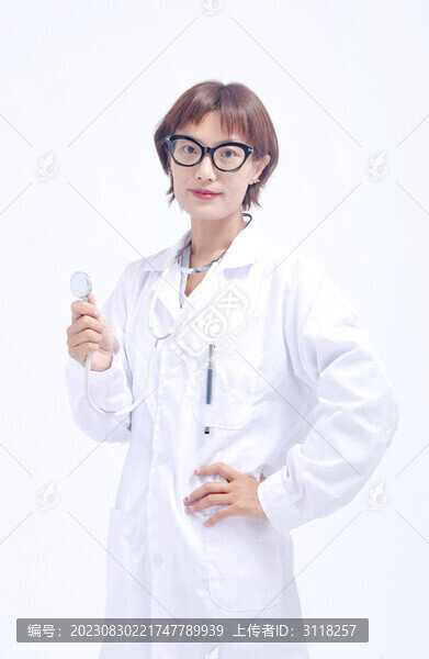 白背景前中年醫(yī)生女士形象