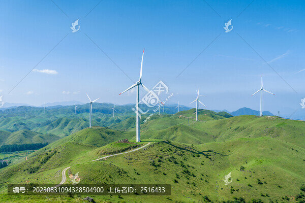 山頂草原風(fēng)力發(fā)電機(jī)群美麗風(fēng)光