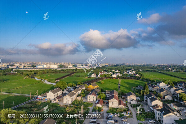 藍(lán)天白云下的江南農(nóng)村