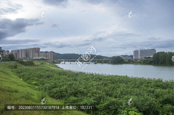 溪邊綠岸雨后天空