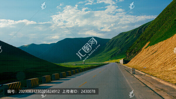 陽光普照下的天空和道路