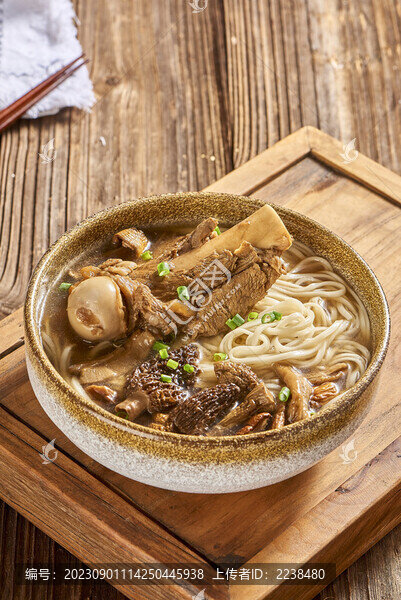 野生菌筒骨湯面