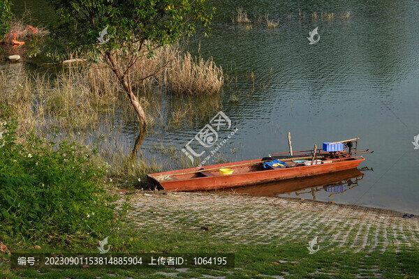 靠在河岸邊的小船
