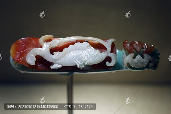 翡翠魚蝠紋帶鉤