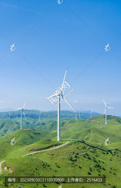 山頂草原風力發(fā)電機群美麗風光