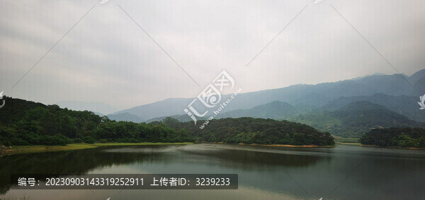 高山湖泊陰天