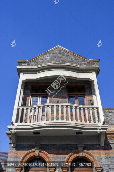 上海石庫門老建筑閣樓陽臺(tái)
