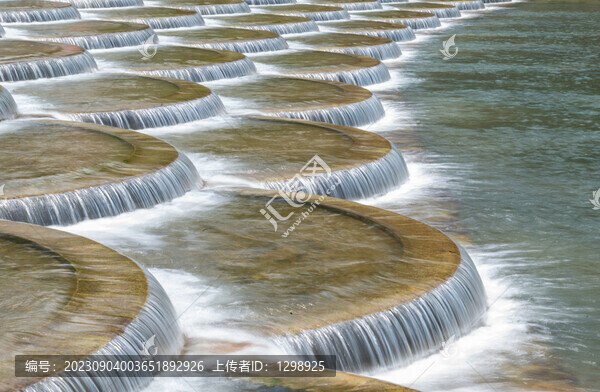 潺潺溪流
