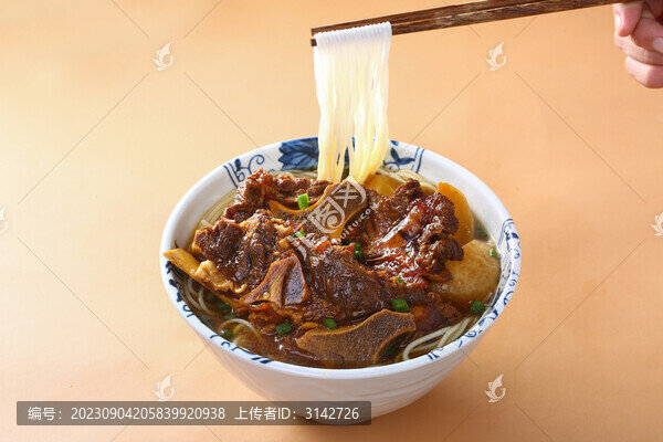 鹵大排粉干