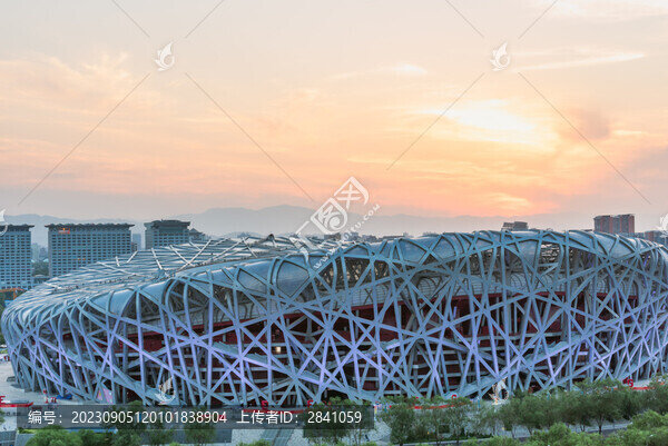 夕陽(yáng)下中國(guó)北京鳥巢國(guó)家體育場(chǎng)