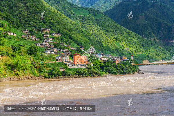 西藏察瓦隆鄉(xiāng)高山和怒江美景