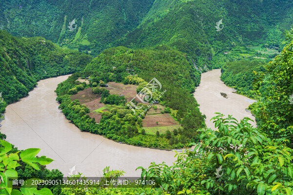 西藏察瓦隆鄉(xiāng)高山和怒江美景