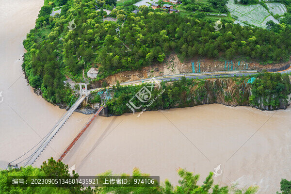 西藏察瓦隆鄉(xiāng)高山和怒江美景