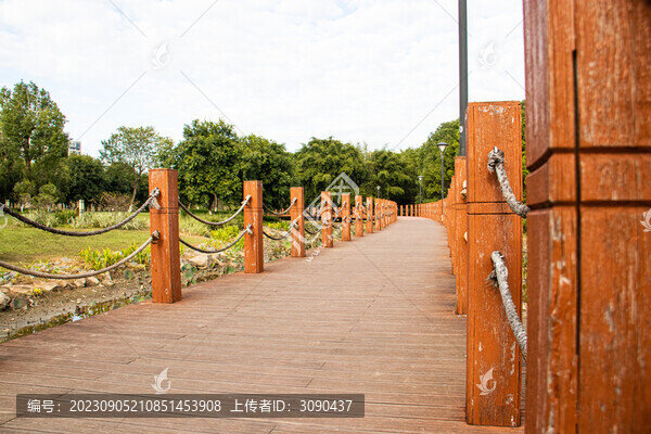胡桃色木板廊橋