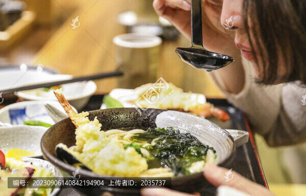 一個(gè)女人在吃日式天婦羅拉面