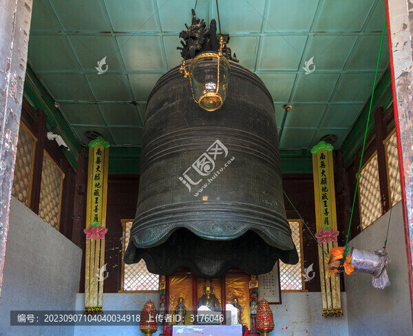 五臺(tái)山顯通寺震悟大千銅鐘
