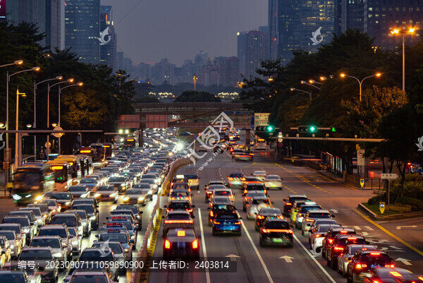 城市交通晚高峰車流深南大道