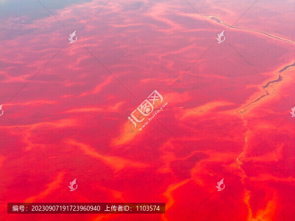 航拍內(nèi)蒙騰格里沙漠烏蘭湖
