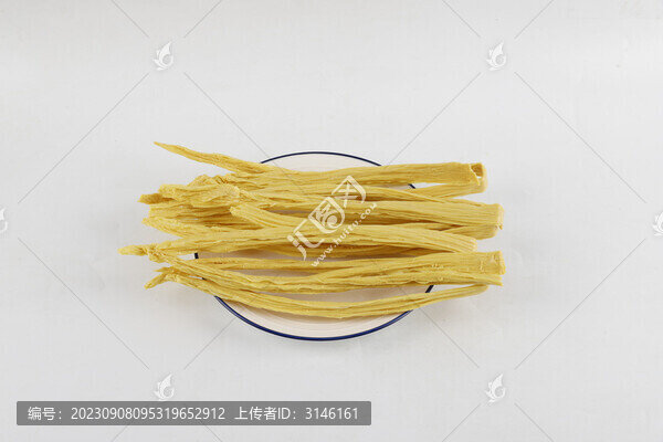 一碗裝在盤子里面的腐竹段