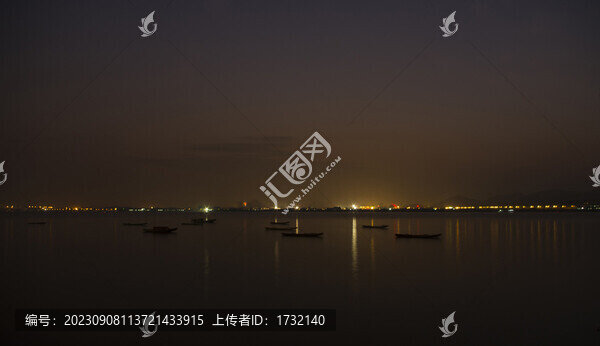 夜晚的小漁船
