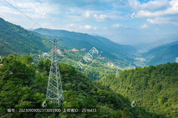 山頂上的國(guó)家電力電網(wǎng)輸電塔