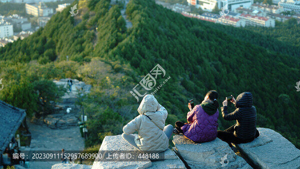 千佛山頂拍照的游客