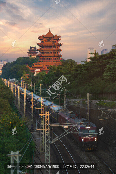 傍晚時分的武漢黃鶴樓與火車