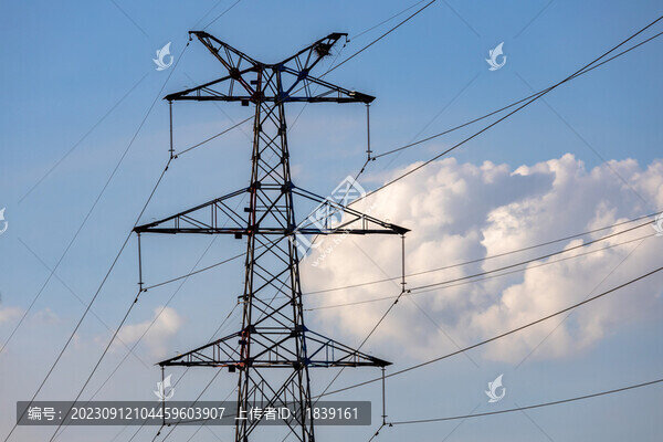 藍(lán)天白云背景前的供電輸電塔