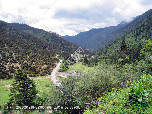 山腳下蜿蜒的山路