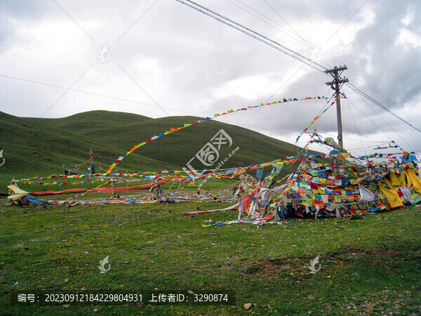 草原上彩色的經(jīng)幡