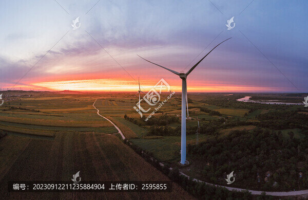 風(fēng)力發(fā)電機(jī)在鄉(xiāng)村的農(nóng)田里