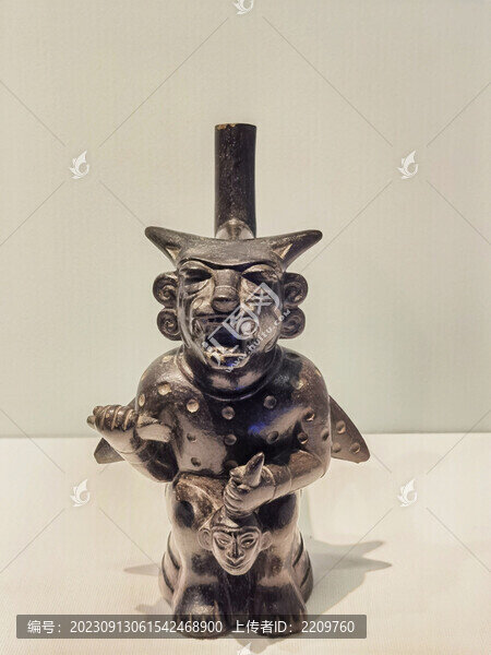 手持刀和戰(zhàn)俘首級(jí)蝙蝠形黑陶瓶