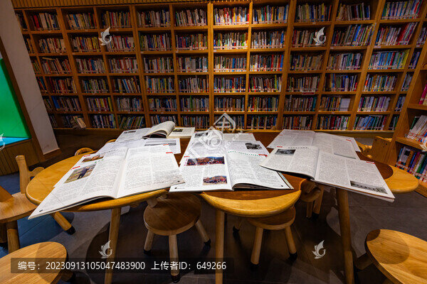 擺滿桌面的書籍