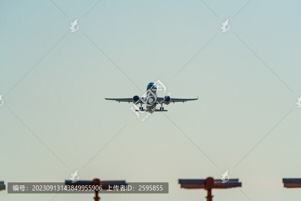 飛機(jī)在機(jī)場(chǎng)跑道前起飛降落