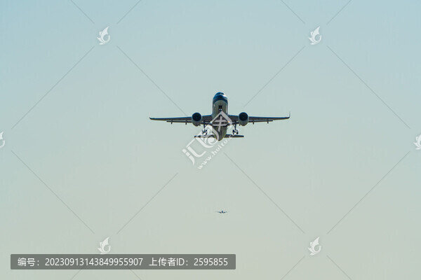 飛機在機場跑道前起飛降落