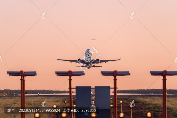 飛機在機場跑道前起飛降落