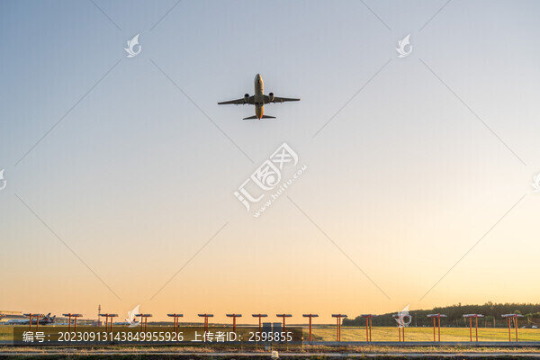 飛機在機場跑道前起飛降落